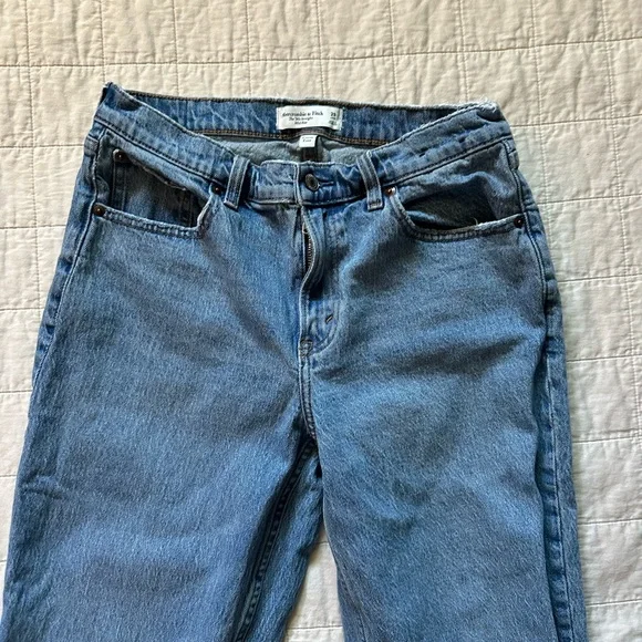 Abercrombie & Fitch Curve Love Mid Rise 90s Straight Jean - Picture 3 of 4